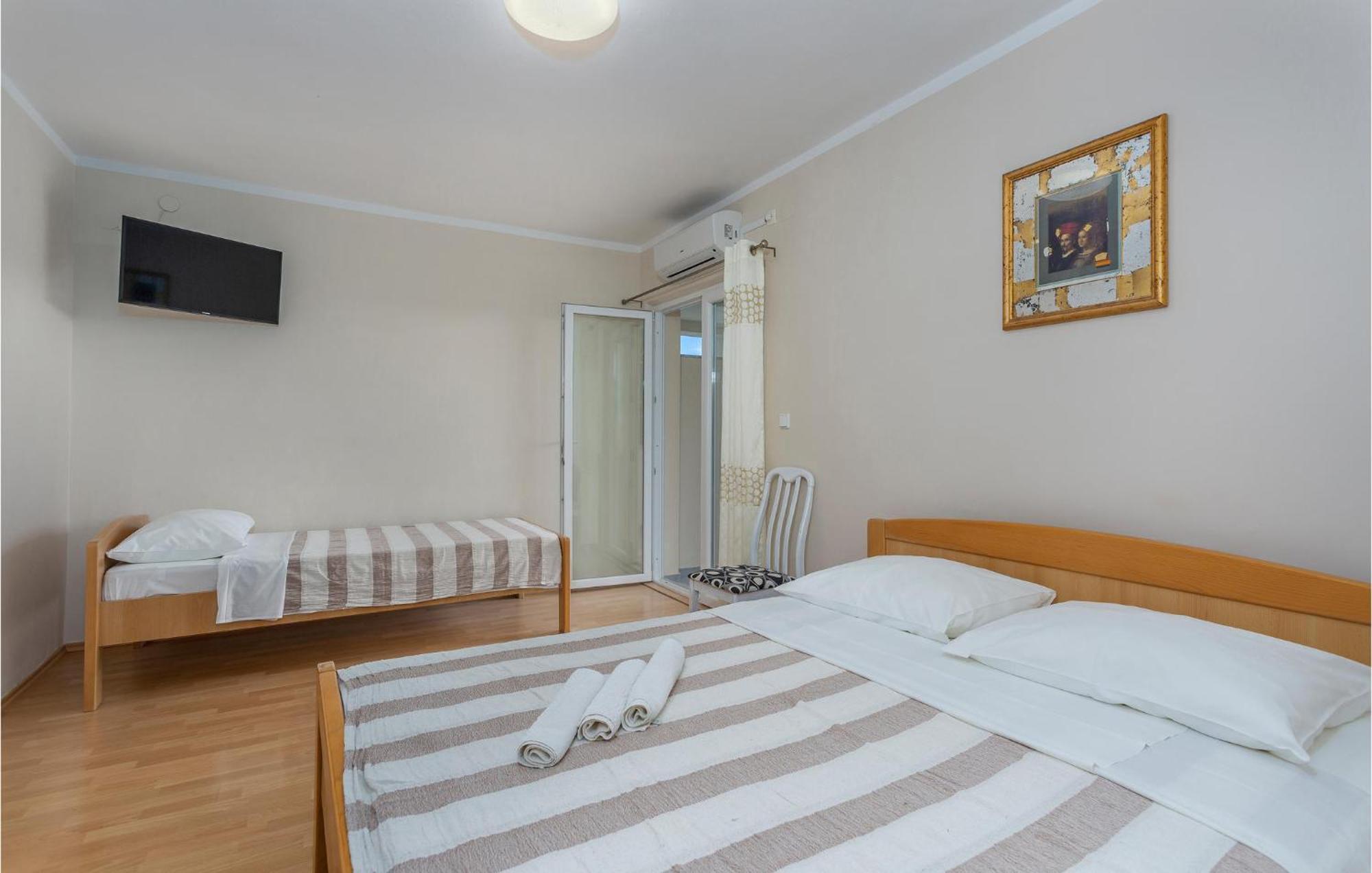 2 Bedroom Beautiful Apartment In Pinezici المظهر الخارجي الصورة